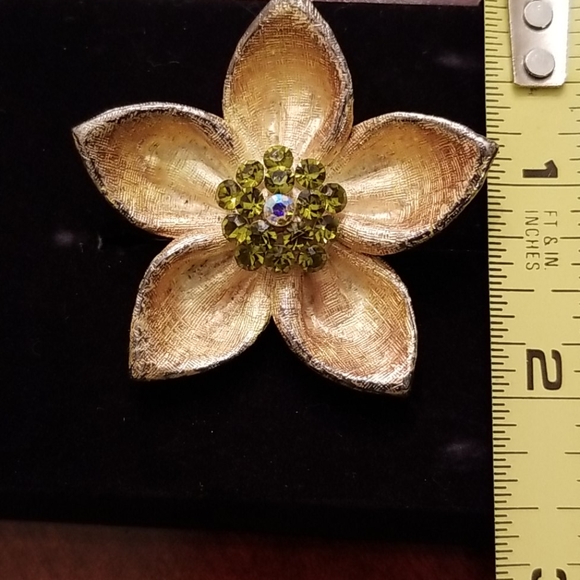 Vintage Flower Pin - Picture 6 of 9